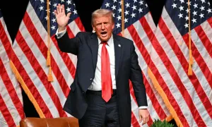 Trump nêu ý tưởng 'bắn cựu nghị sĩ Cộng hòa bằng 9 khẩu súng' Trump nêu ý tưởng 'bắn cựu nghị sĩ Cộng hòa bằng 9 khẩu súng'