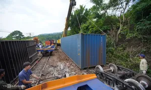 Hiện trường tàu trật bánh đường sắt tê liệt 15 giờ Hiện trường tàu trật bánh đường sắt tê liệt 15 giờ
