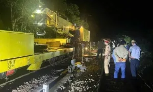 Tàu hàng trật bánh, đường sắt Bắc Nam tê liệt Tàu hàng trật bánh, đường sắt Bắc Nam tê liệt