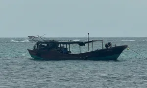 Tàu không có người trôi dạt giữa biển Tàu không có người trôi dạt giữa biển
