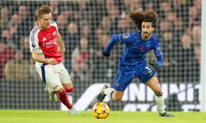 Arsenal xếp trên Chelsea nhờ bảng chữ cái