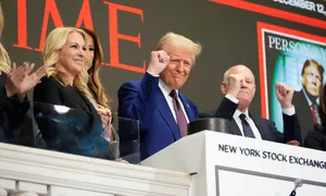 Ông Trump rung chuông mở cửa sàn chứng khoán New York Ông Trump rung chuông mở cửa sàn chứng khoán New York