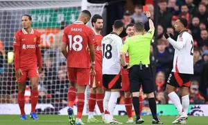 Liverpool hòa trong thế thiếu người