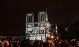 Nhà thờ Đức Bà Paris rực sáng trong ngày mở cửa trở lại Nhà thờ Đức Bà Paris rực sáng trong ngày mở cửa trở lại
