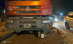 Xe máy kẹp ba lao vào gầm ôtô đầu kéo Xe máy kẹp ba lao vào gầm ôtô đầu kéo
