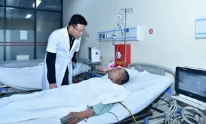 Phó thủ tướng thăm hỏi nạn nhân vụ cháy quán hát Phó thủ tướng thăm hỏi nạn nhân vụ cháy quán hát