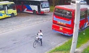 Dừng xe nghe điện thoại, nữ công nhân bị ôtô lùi trúng tử vong Dừng xe nghe điện thoại, nữ công nhân bị ôtô lùi trúng tử vong