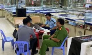TP HCM thu giữ nhiều vàng, trang sức trị giá hơn 18 tỷ đồng TP HCM thu giữ nhiều vàng, trang sức trị giá hơn 18 tỷ đồng