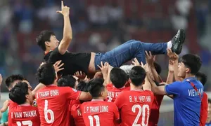 HLV Kim Sang-sik nâng tầm lối đá phòng thủ của Park Hang-seo HLV Kim Sang-sik nâng tầm lối đá phòng thủ của Park Hang-seo
