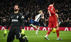 Tottenham hạ Liverpool giữa tranh cãi về trọng tài Tottenham hạ Liverpool giữa tranh cãi về trọng tài