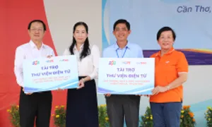 Trao tặng thư viện điện tử cho học sinh vùng sâu