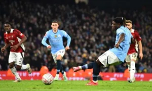 Man City thắng 8-0 trước đội của các cựu danh thủ Man Utd