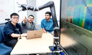 Bệnh nhân bị liệt điều khiển cánh tay robot bằng suy nghĩ Bệnh nhân bị liệt điều khiển cánh tay robot bằng suy nghĩ