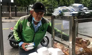 Người đàn ông 9 năm 'nuôi' tủ bánh mì 0 đồng Người đàn ông 9 năm 'nuôi' tủ bánh mì 0 đồng