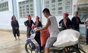 Thầy hiệu trưởng chia hơn 21 tấn gạo cho học sinh ngày cuối năm Thầy hiệu trưởng chia hơn 21 tấn gạo cho học sinh ngày cuối năm