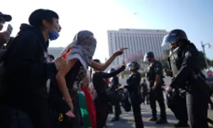 Người Los Angeles bất bình, phẫn nộ với sức ép từ ông Trump Người Los Angeles bất bình, phẫn nộ với sức ép từ ông Trump